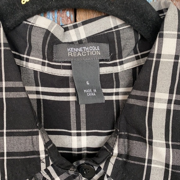 Kenneth Cole Reaction Black Cream Ruffle Shirt Size 6 - Picture 2 of 5